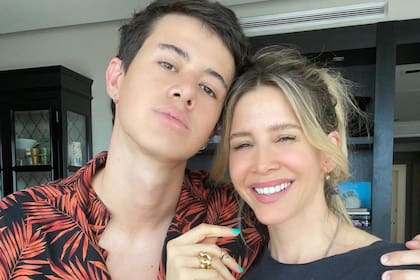 Con su mamá, Guillermina Valdés