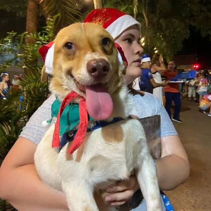 Con su mamá humana y su sonrisa de perro feliz.
