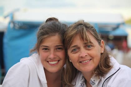 Con su mamá, Lucía, durante unas vacaciones de su adolescencia. Cada vez que volvía de viaje, tenía ataques de llanto y no lograba identificar la causa.