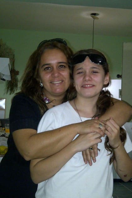 Con su mamá. Su familia fue clave para que Florencia pudiera superar lo que vivió durante la secundaria.