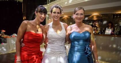 Con su mamá y su hermana.