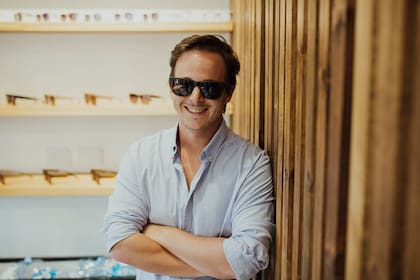 Con su marca Bond, Malcolm Rendle fabrica gafas de sol y lectura.