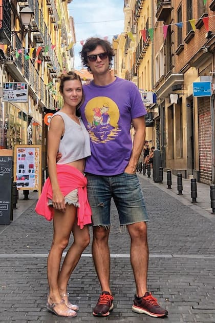Con su marido, el diseñador industrial y fotógrafo, Eugenio Levis, por las calles de Madrid. La pareja se conoció en 2016 y cuatro años después se casaron en una íntima ceremonia civil celebrada en Suiza.