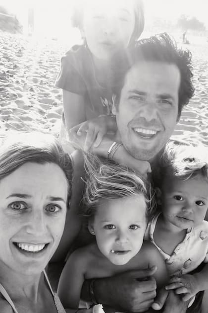 Con su mujer, la guionista vasca Adriana Rivas y sus tres hijos, Jon, Nora y Luka.