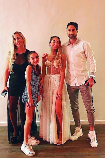 Con su mujer, Lorena, y sus hijas, Milagros y Sofía