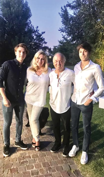Con su mujer Lorena y sus hijos Nicolás y Martín. “Lorena es una madraza y una profesional espectacular. Es licenciada en Relaciones
Internaciones y Ciencias Políticas y más de grande estudió Abogacía", nos cuenta.