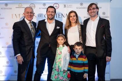 Con su mujer, Marina Olivier, su hermano y socio, Tomás, sus hijos y un visitante habitué del Palacio: Martín Wullich.