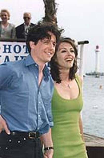 Elizabeth Hurley y Hugh Grant en los 90