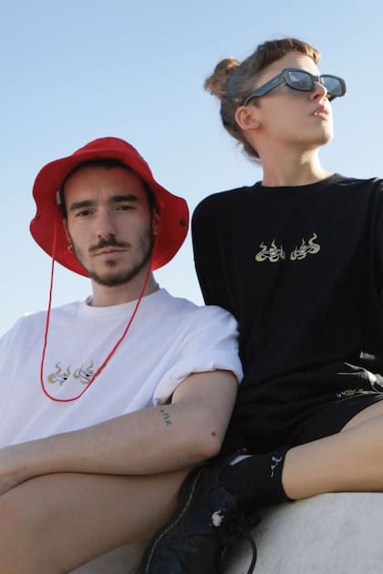 Con su novio, el músico Juku Ares.
