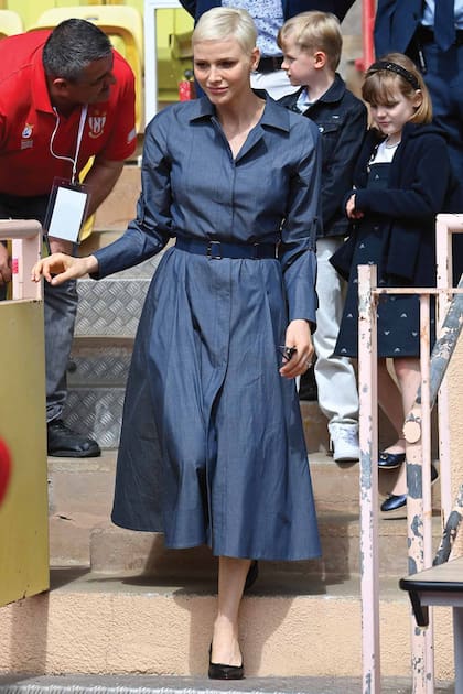 Con su nuevo look icing blonde en su pelo, la princesa eligió un sobrio vestido camisero de jean que combinó con un cinturón a tono que realzó su figura.