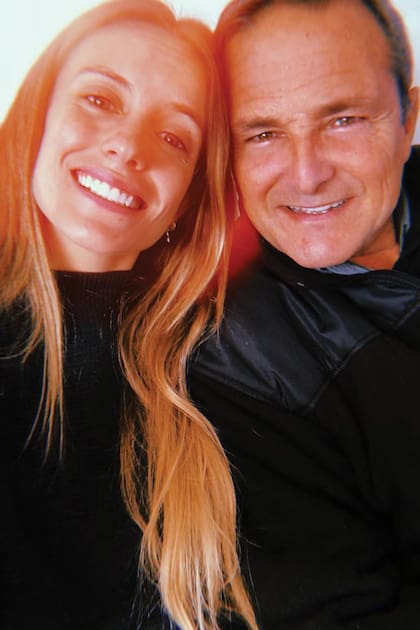 Con su padre adoptivo, Tirso Brizuela. “El otro día me escribió ‘te quiero, hija’”, cuenta emocionada la artista, quien mantiene una excelente relación con su hermana Delfina Brizuela y sus hermanastras Lucía y Florencia Brizuela.