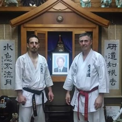 Con su padre, en Okinawa.