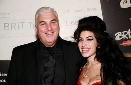 Con su padre, Mitch Winehouse, en los BRIT Awards de 2008, en Londres