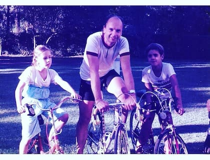 Con su padre y uno de sus hermanos.