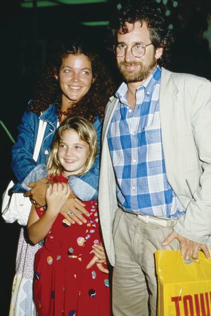 Con su padrino y amigo entrañable de toda la vida,
Steven Spielberg, y su mujer Amy Irving, en 1985.