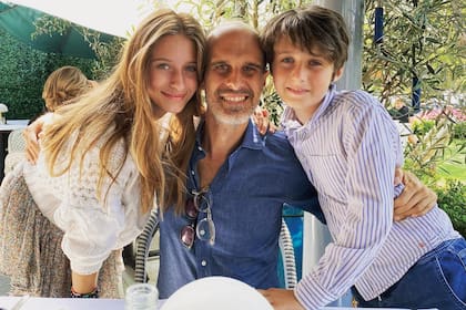 Con su papá y su
hermano menor,
Leonardo.