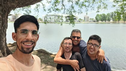 Con su papá y sus hermanos