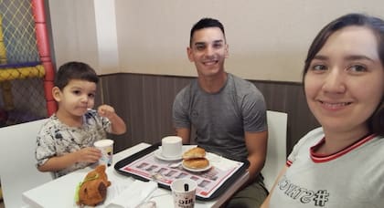 Con su pareja y su hijo.
