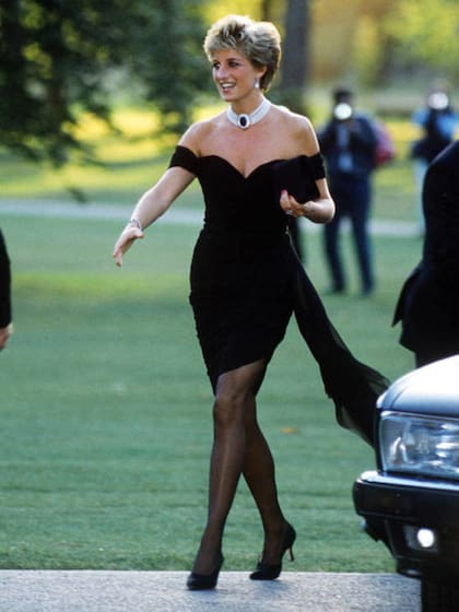 Con su pequeño y elegante vestido negro, en 1994 Lady Di volvió a ocupar la tapa de todos los medios británicos, opacando a su esposo