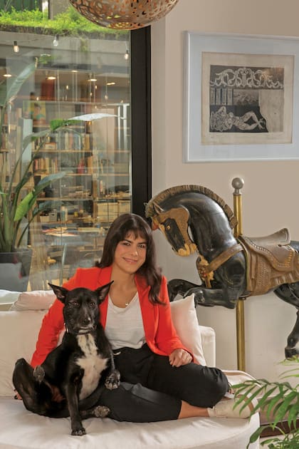 Con su perra, Bitch, que comparte con su hija Lola, de 17 años (fruto de su relación con Jorge Lanata), y que se mostró muy contenta de participar en cuanta foto pudo. Detrás de Sara, un simpatiquísimo caballo de calesita.