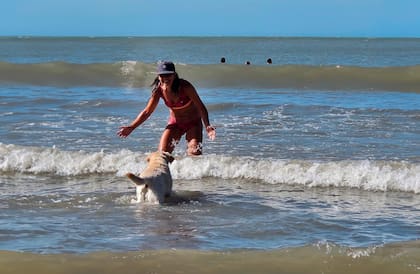 Con su perrita en Mar del Plata.