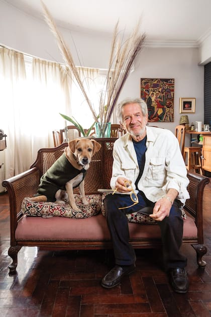 Con su perrito Ruso, rescatado de la calle.