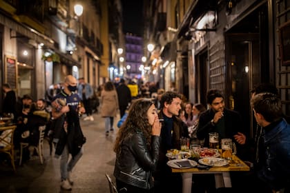 Con su política de bares abiertos, Madrid atrae a miles de turistas de todo Europa