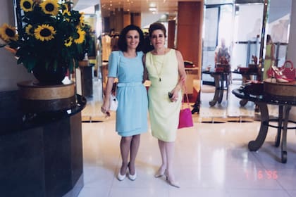 Con su prima, Inés Lafuente.
