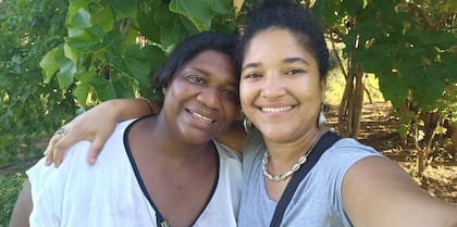 Con su prima Luana en la tierra de sus ancestros.