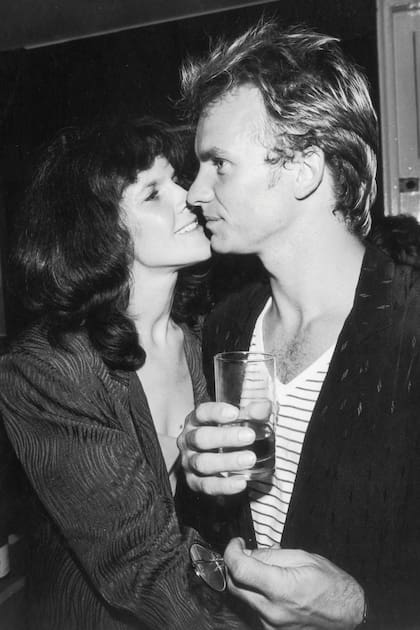 Con su primera mujer,
la actriz Frances
Tomelty, con quien
estuvo casado diez
años y tuvo dos hijos,
Joe y Fuchsia.