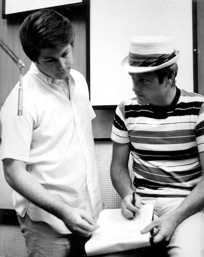 Con su primo y cofundador de los Beach Boys Mike Love, en la grabación del clásico Pet Sounds, en 1965. No se hablan desde la gira de reunión de la banda en 2012