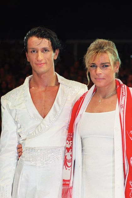 Con su segundo marido, el acróbata portugués
Adans Lopez Peres. “Fui muy feliz… La culpa de la separación fue mía, no entendí con quién
estaba casado”, reveló tiempo después el artista. En diciembre de 2004 firmaron el divorcio.