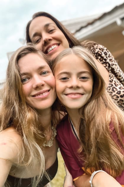 Con su sobrina, Cala, y su prima Sonia Zavaleta (con ella y con su
hermana Pilar tiene un podcast de historias, “No todo lo que brilla es oro” (Spotify).