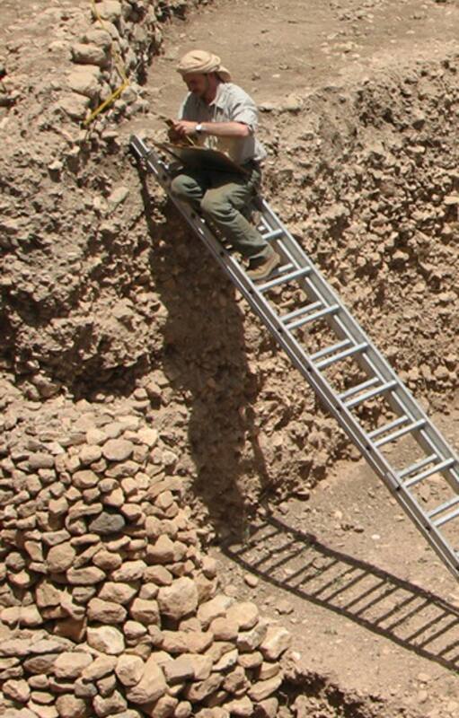 Con su sombrero, un cuaderno, las acuarelas y su pipa, Jens Notroff se dedica a investigar el sitio de Göbekli Tepe