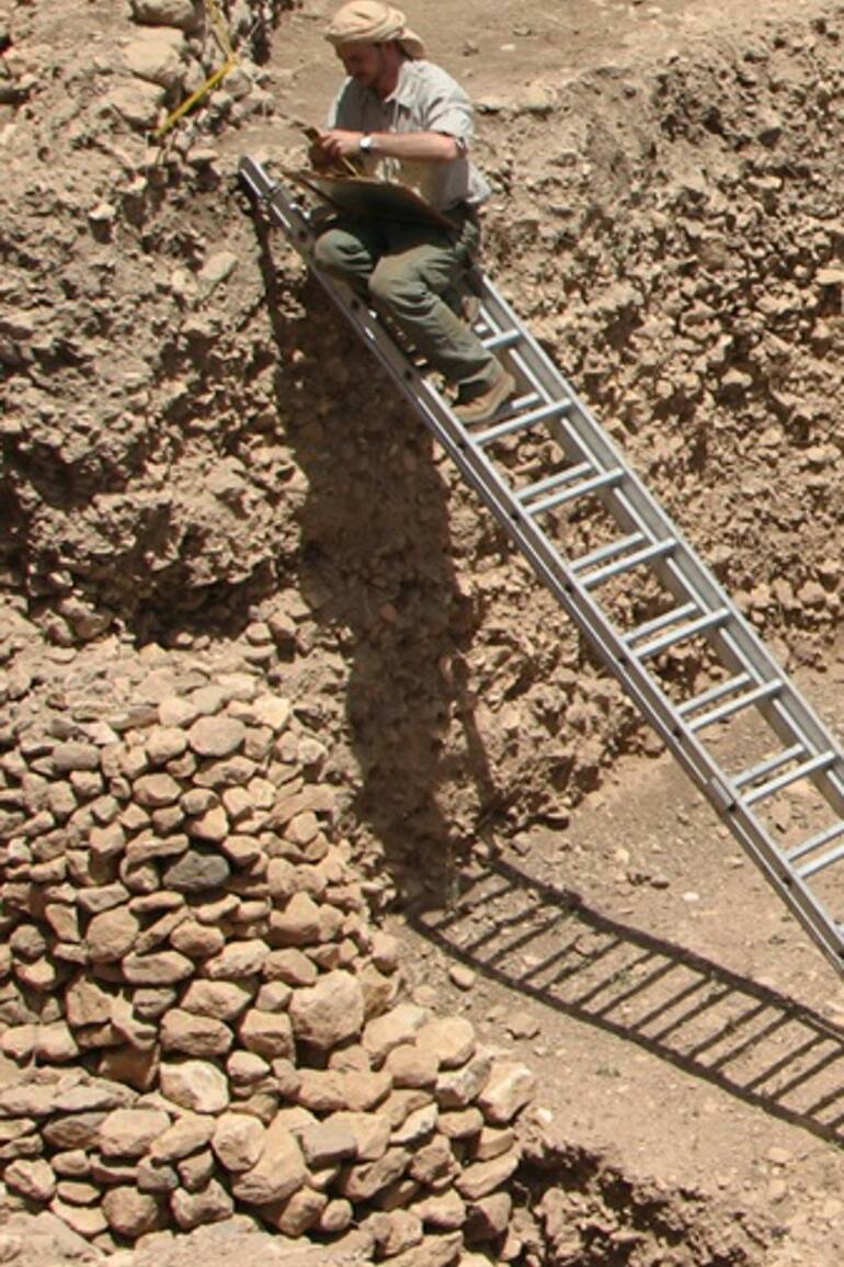 Con su sombrero, un cuaderno, las acuarelas y su pipa, Jens Notroff se dedica a investigar el sitio de Göbekli Tepe