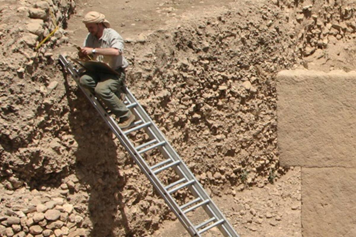 Con su sombrero, un cuaderno, las acuarelas y su pipa, Jens Notroff se dedica a investigar el sitio de Göbekli Tepe