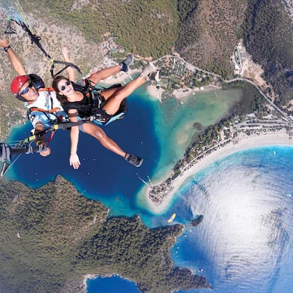 Con su tío Fernando tirándose
en parapente en Ölüdeniz, en la
costa de Turquía