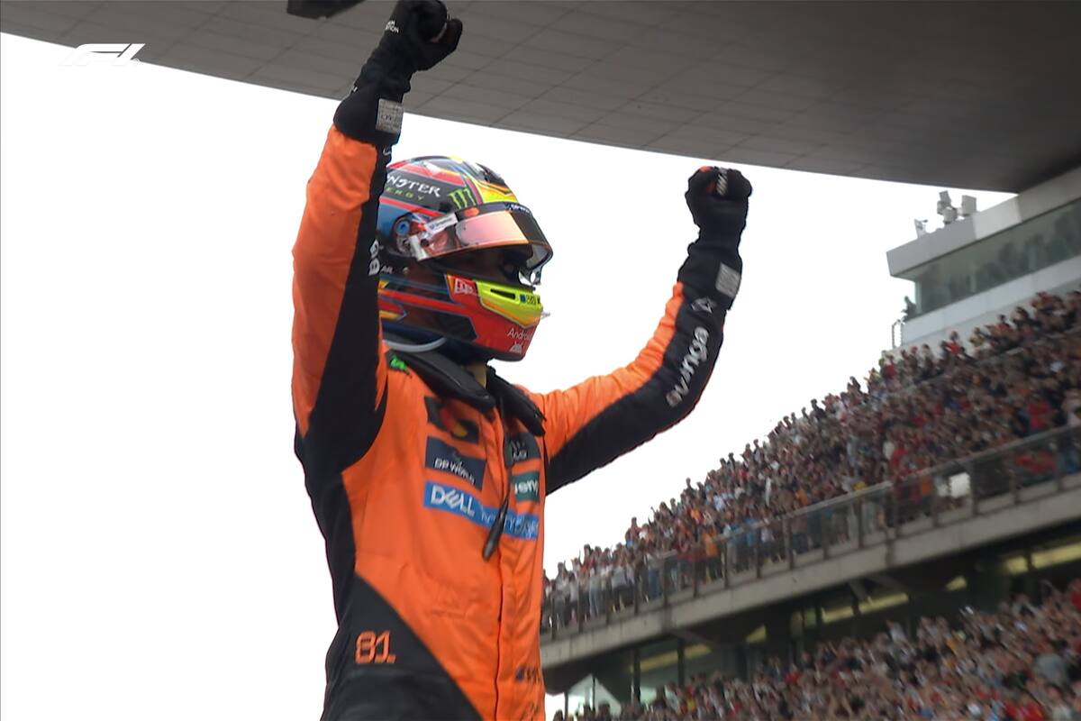Con su típica calma, Oscar Piastri celebra su triunfo en el Gran Premio de China, el tercero de su trayectoria en Fórmula 1; el australiano ganó de punta a punta en Shanghái.