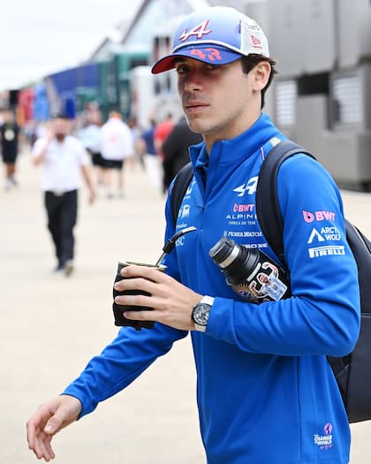 Con su tradicional mate en mano, el argentino Franco Colapinto con todo listo para el Gran Premio de F1 de Gran Bretaña