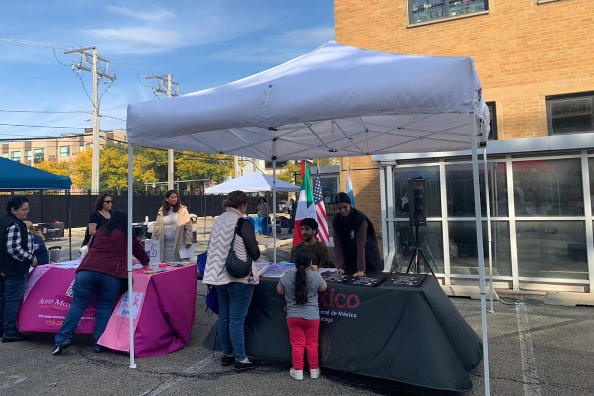 Con su unidad móvil, el Consulado de México en Chicago beneficia a mexicanos que viven en Estados Unidos (Facebook/Consulado General de México en Chicago)