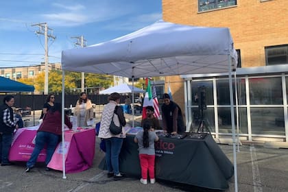 Con su unidad móvil, el Consulado de México en Chicago beneficia a mexicanos que viven en Estados Unidos (Facebook/Consulado General de México en Chicago)