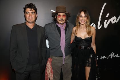 Con su ya clásico look (un pañuelo en el cuello y un sombrero de ala ancha) Depp se mostró muy cerca de Verónica Lozano. La conductora lo había tenido más temprano sentado en el living de su programa y además ofició de anfitriona de la estrella de Hollywood, quien mantiene una relación cercana con Jorge Corcho Rodríguez, su marido. Junto a ellos posó Riccardo Scamarcio, el protagonista del film