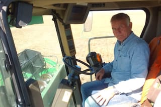 Tiene 74 años y todas las semanas hace 800 kilómetros para que no le falte gasoil