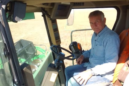 Con sus 74 años, Alberto Simone continúa siendo contratista rural