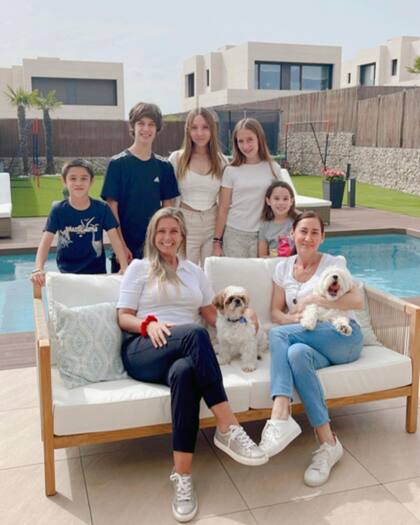 Con sus hijos.