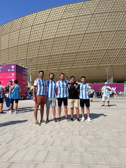 Con sus amigos, Enrique vive el sueño de estar en un Mundial