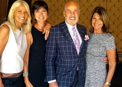 Con sus amigos Evelyn Scheidl, Gino Bogani y Teresa Calandra