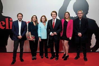 Con sus ángeles guardianes. El cantante posa junto a su familia. De izquierda a derecha: su primogénito Jacobo, su hija Alejandra, su mujer Natalia, su nieta Manuela y el menor de sus hijos, Manuel.