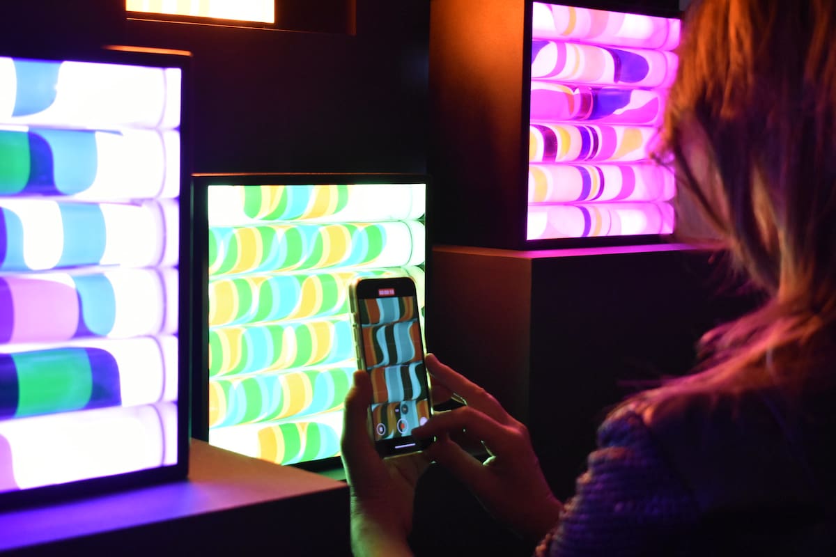 Con sus cajas de luz, Benveniste crea un efecto psicodélico que se potencia sobre el fondo negro de la sala