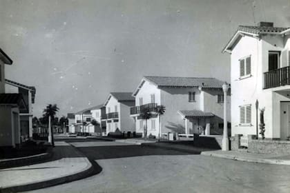 Con sus calles circulares y sus amplios espacios verdes, el diseño se inspiró en los criterios del arquitecto inglés Ebenezer Howard, fundador del movimiento urbanístico conocido como “Ciudad Jardín”